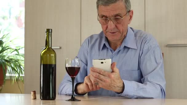 Man with smartphone drinking wine — Stock Video