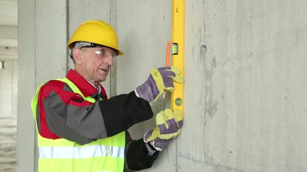 Worker in hard hat with level — ストック動画