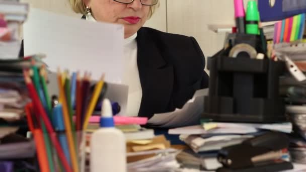 Economista de administración de mujeres mayores — Vídeo de stock