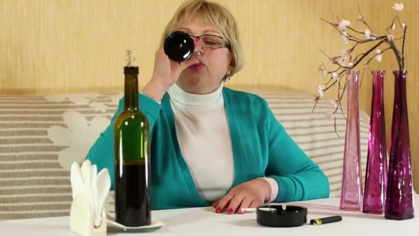 Frau trinkt Wein und raucht Zigarette — Stockvideo