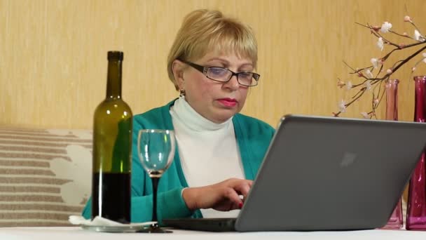Äldre kvinna med bärbar dator — Stockvideo