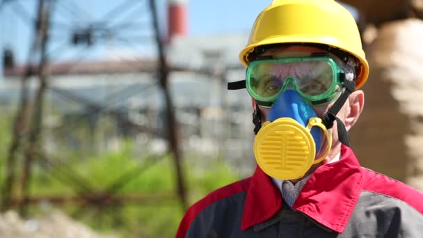 Arbetare i hatt, skyddsglasögon och respirator — Stockvideo