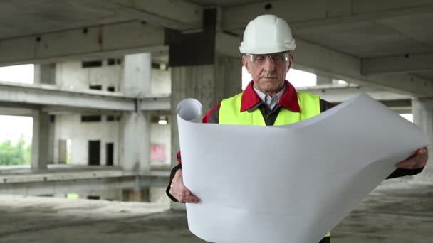 Inspecteur de bâtiment avec documentation de construction — Video