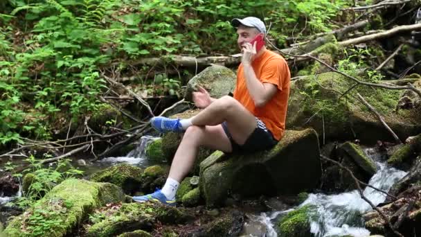 Hombre con teléfono móvil rojo — Vídeos de Stock