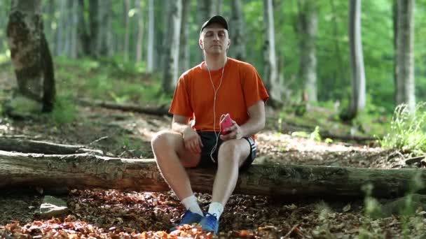 Homem adulto com smartphone vermelho — Vídeo de Stock