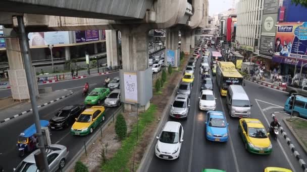 Het wegverkeer in bangkok, thailand — Stockvideo