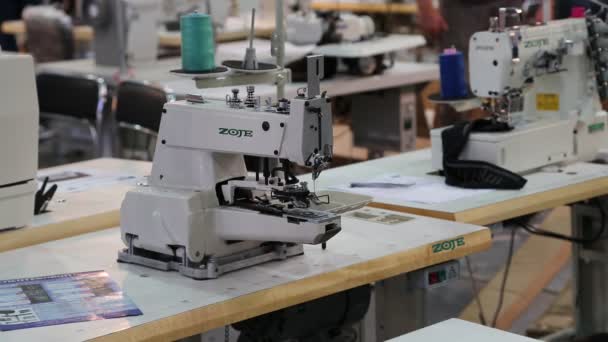 Sy maskiner på klädesfabrik — Stockvideo
