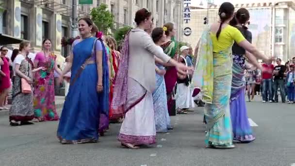 Mujeres en trajes coloridos tradicionales hindúes — Vídeo de stock