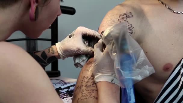 Tatuering sätts på arm — Stockvideo