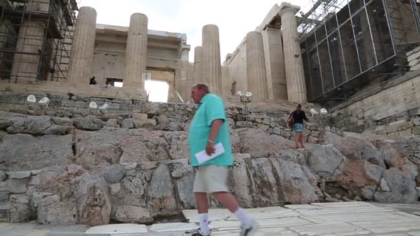 Les gens près du temple antique en Grèce — Video