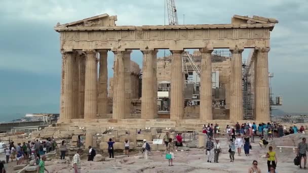 Parthenon yakınındaki insanlar - antik tapınak — Stok video