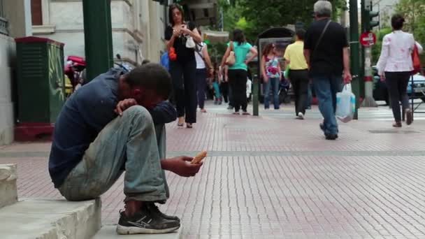 Beggar and people on street in Athens — Stock Video