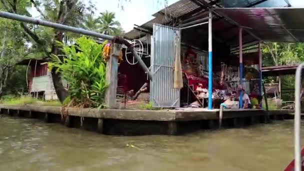 Boot segelt zum schwimmenden Markt — Stockvideo