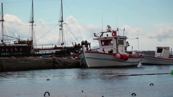 Navios no cais de desembarque, mar Egeu — Vídeo de Stock