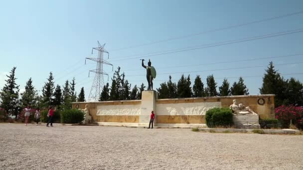 Люди біля пам'ятника битва Фермопілах — стокове відео