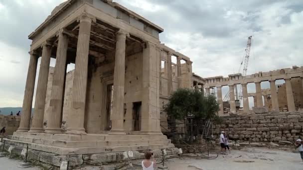 Turistas en la Acrópolis ateniense en Grecia — Vídeos de Stock