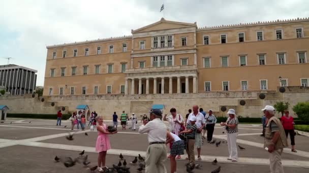 Pessoas e pombos perto do Parlamento em Atenas — Vídeo de Stock