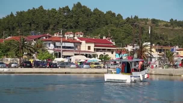 Bilar och båtar i hamnen i Grekland — Stockvideo