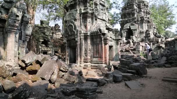 Lidé v Angkor Thom chrámového komplexu — Stock video