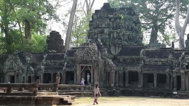 People in Angkor Thom temple complex — Stock Video