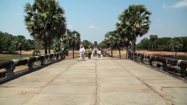 Mensen in angkor wat tempel — Stockvideo