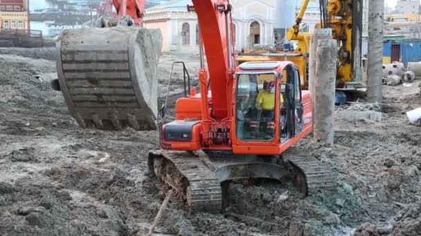 Excavadora roja en obra — Vídeos de Stock
