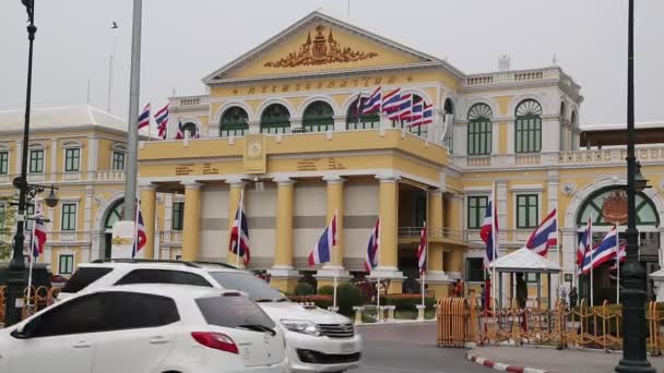 Vägtrafik nära Thailand ministeriet — Stockvideo