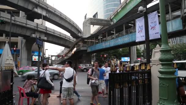 Het wegverkeer in bangkok, thailand — Stockvideo