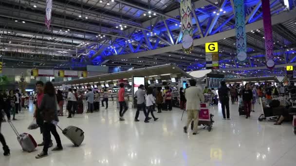 Menschen im Inneren des internationalen Flughafens in Bangkok — Stockvideo