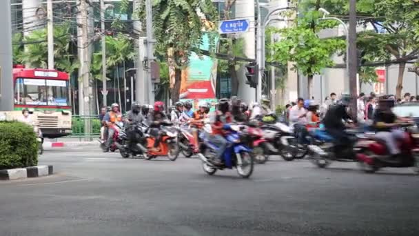 Het wegverkeer in bangkok, thailand — Stockvideo