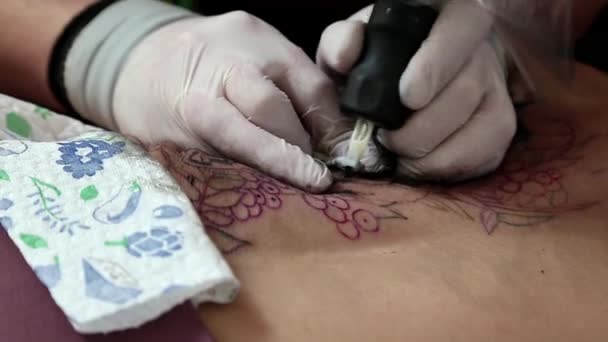 People make tattoos — Stock Video