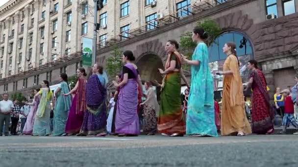 Mujeres en trajes tradicionales hindúes — Vídeos de Stock