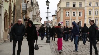 Lviv Pazar Meydanı'nda insanlar