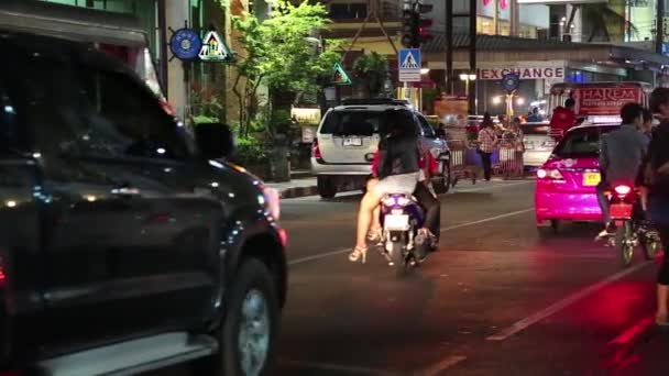 Road Traffic på Beach Road i Pattaya — Stockvideo