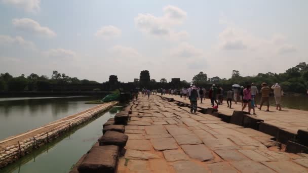 Personas en el templo Angkor Wat en Camboya — Vídeo de stock