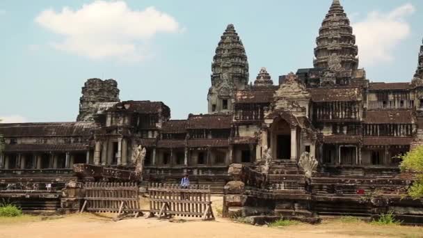 Pessoas em Angkor Wat templo no Camboja — Vídeo de Stock