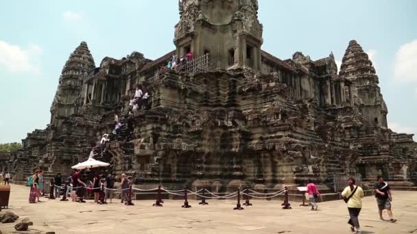 Ludzie w świątyni angkor wat — Wideo stockowe