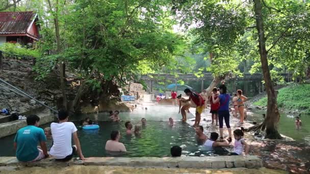 Les gens dans la piscine de radon en Thaïlande — Video