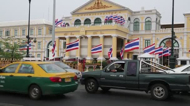 Vägtrafiken nära Thailand försvarsdepartementet — Stockvideo