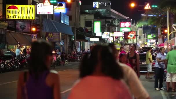 Tráfico por carretera y personas en Pattaya, Tailandia — Vídeos de Stock