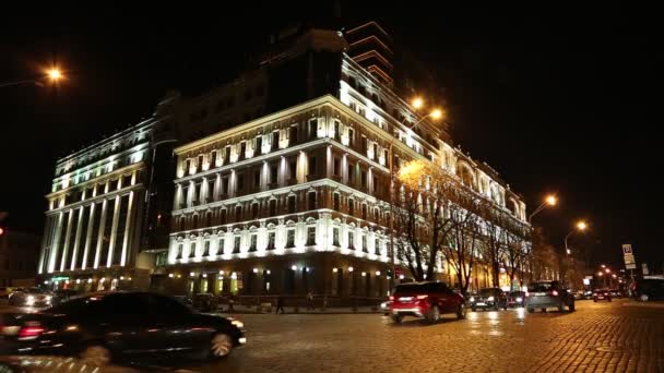 Auto's in de buurt van gebouw met nacht verlichting — Stockvideo