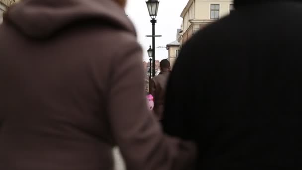 Människor på torget i Lviv — Stockvideo