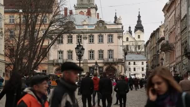 Människor på torget i Lviv — Stockvideo