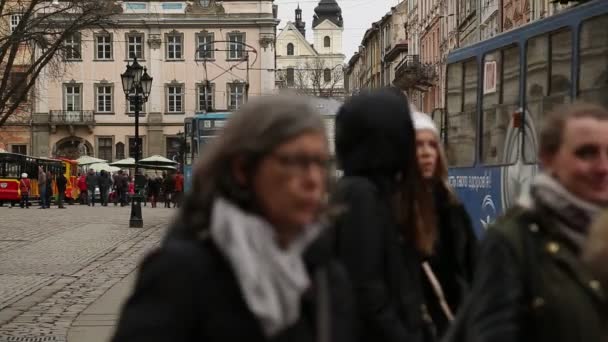 Голубые трамваи и люди на Рыночной площади — стоковое видео
