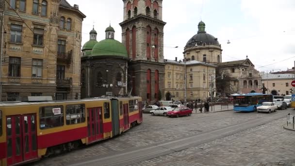 Ruch uliczny w pobliżu Kościoła Dormition we Lwowie — Wideo stockowe