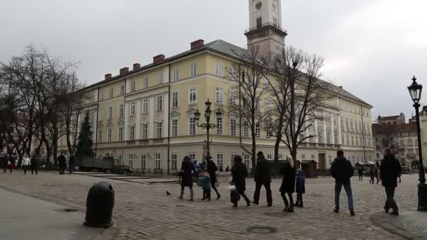 La gente en la Plaza del Mercado en Lviv — Vídeos de Stock