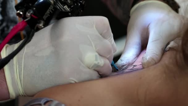 As pessoas fazem tatuagens. — Vídeo de Stock