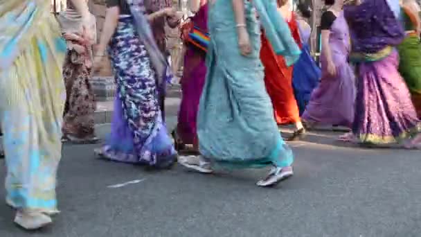 Geleneksel Hindu kostümlü kadınlar, dans. — Stok video