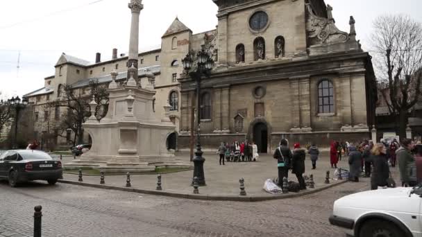 Gente cerca de la iglesia Bernardine en Lviv — Vídeos de Stock