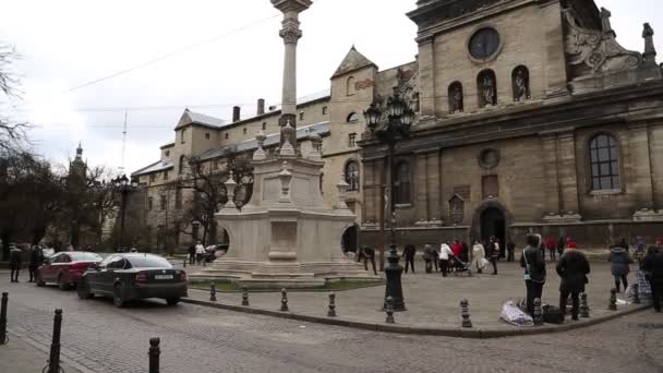 Pessoas perto da igreja Bernardine em Lviv — Vídeo de Stock